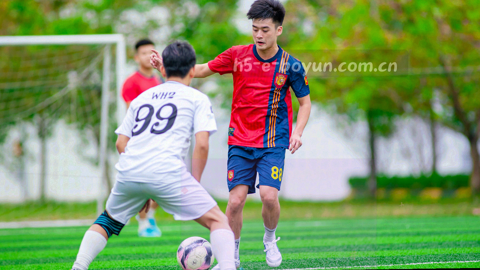 夜间体育场馆看台灯光与低角度广角视角的空场画面